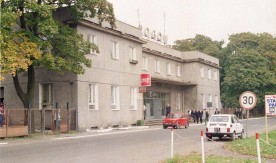 "Rogów", nowy dworzec od strony podjazdu, 30.09.1994. Fot. J. Szeliga
